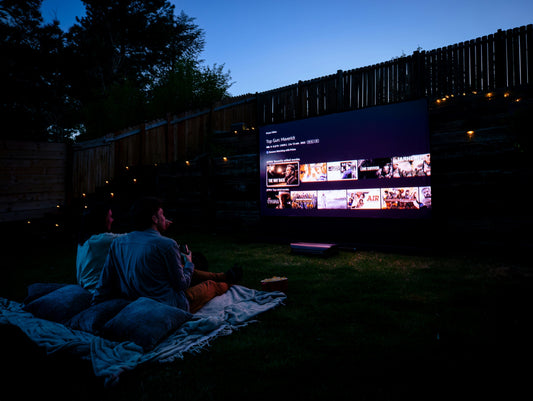 Άνοιξη: Καιρός για Movie Night στην Αυλή!