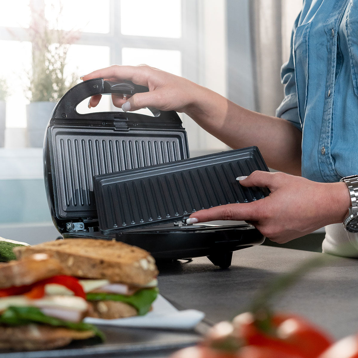 ESTIA BLACK &amp; STAINLESS STEEL 2-PLACE TOASTER 850w WITH REMOVABLE NON-STICK PLATES